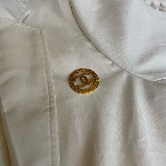 Chanel Gold Paris Circle CC Logo Brooch - Picture 2 of 4
